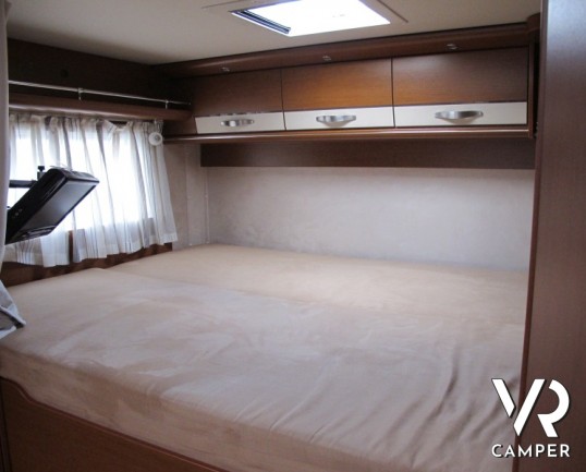 Hymer B 694: motorhome hymer recentissimo con ampio garage e letto matrimoniale, bagno e doccia separata e letto basculante elettrico.