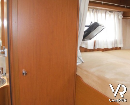 Hymer B 694: motorhome hymer recentissimo con ampio garage e letto matrimoniale, bagno e doccia separata e letto basculante elettrico.