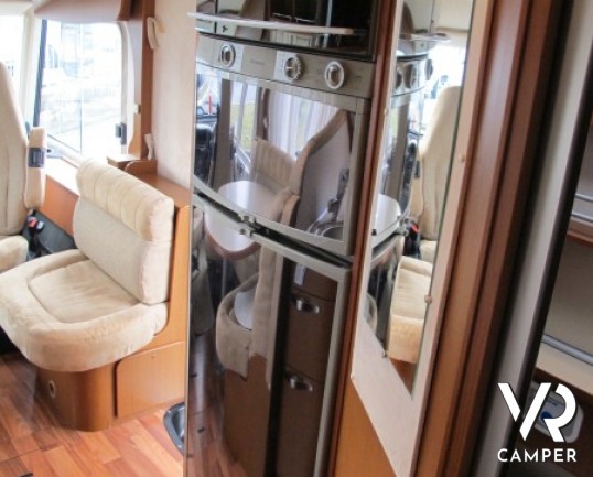 Hymer B 694: motorhome hymer recentissimo con ampio garage e letto matrimoniale, bagno e doccia separata e letto basculante elettrico.