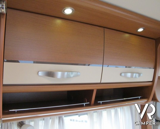 Hymer B 694: motorhome hymer recentissimo con ampio garage e letto matrimoniale, bagno e doccia separata e letto basculante elettrico.