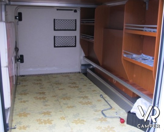 Hymer B 694: motorhome hymer recentissimo con ampio garage e letto matrimoniale, bagno e doccia separata e letto basculante elettrico.