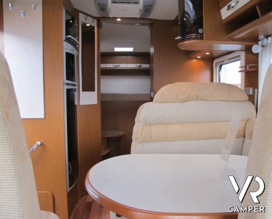 Hymer B 694: motorhome hymer recentissimo con ampio garage e letto matrimoniale, bagno e doccia separata e letto basculante elettrico.