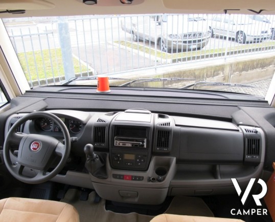 Hymer B 694: motorhome hymer recentissimo con ampio garage e letto matrimoniale, bagno e doccia separata e letto basculante elettrico.