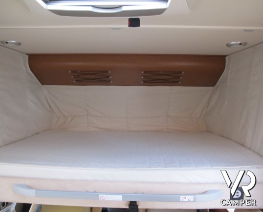 Hymer B 694: motorhome hymer recentissimo con ampio garage e letto matrimoniale, bagno e doccia separata e letto basculante elettrico.
