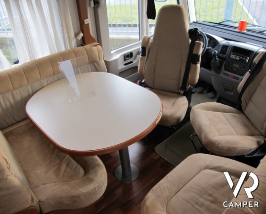 Hymer B 694: motorhome hymer recentissimo con ampio garage e letto matrimoniale, bagno e doccia separata e letto basculante elettrico.