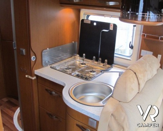 Hymer B 694: motorhome hymer recentissimo con ampio garage e letto matrimoniale, bagno e doccia separata e letto basculante elettrico.