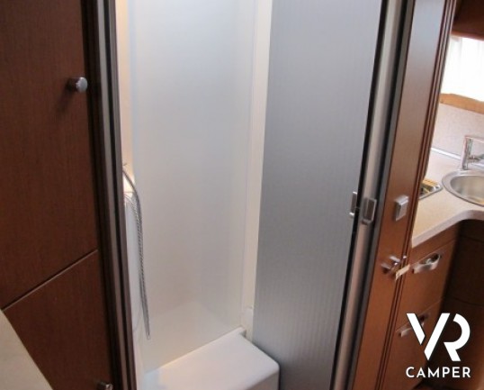 Hymer B 694: motorhome hymer recentissimo con ampio garage e letto matrimoniale, bagno e doccia separata e letto basculante elettrico.