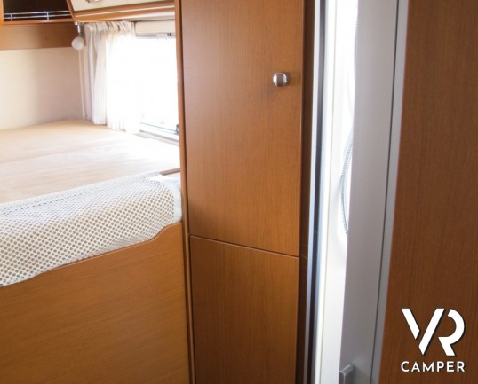 HYMER BL-KLASSE 694: motorhome Hymer con garage, in patente C, bagno e doccia separata, interni in pelle.