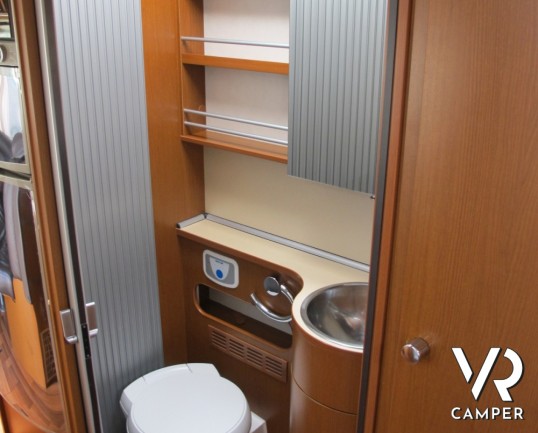 HYMER BL-KLASSE 694: motorhome Hymer con garage, in patente C, bagno e doccia separata, interni in pelle.