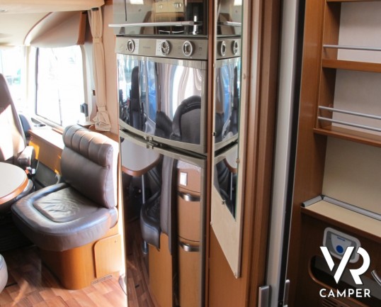 HYMER BL-KLASSE 694: motorhome Hymer con garage, in patente C, bagno e doccia separata, interni in pelle.