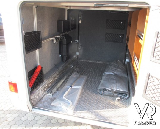 HYMER BL-KLASSE 694: motorhome Hymer con garage, in patente C, bagno e doccia separata, interni in pelle.