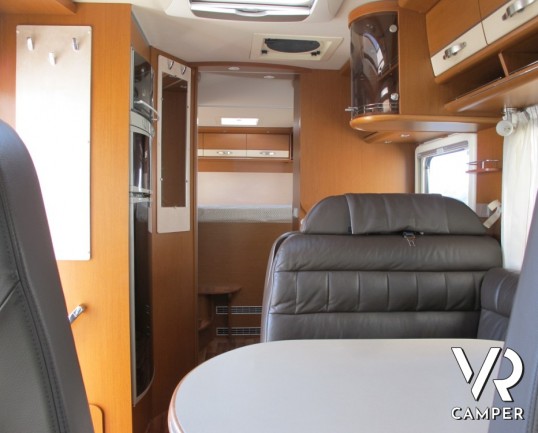 HYMER BL-KLASSE 694: motorhome Hymer con garage, in patente C, bagno e doccia separata, interni in pelle.