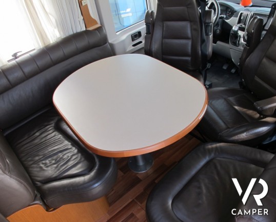 HYMER BL-KLASSE 694: motorhome Hymer con garage, in patente C, bagno e doccia separata, interni in pelle.