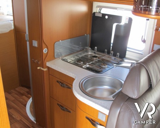 HYMER BL-KLASSE 694: motorhome Hymer con garage, in patente C, bagno e doccia separata, interni in pelle.
