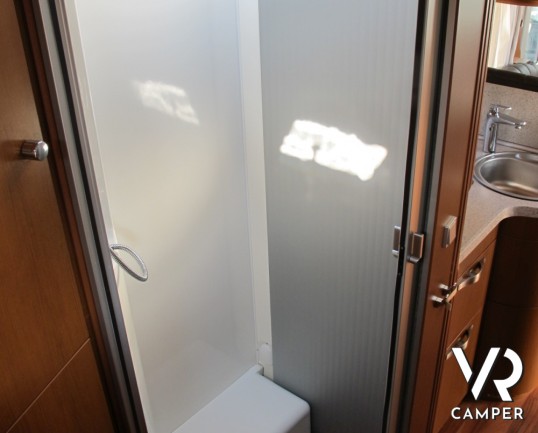 HYMER BL-KLASSE 694: motorhome Hymer con garage, in patente C, bagno e doccia separata, interni in pelle.