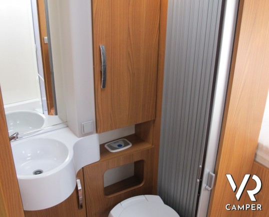 Hymer B 694 SL Star Edition: motorhome hymer usato recente con doppio pavimento, bagno e doccia separato, ampio garage e molto ben accessoriato