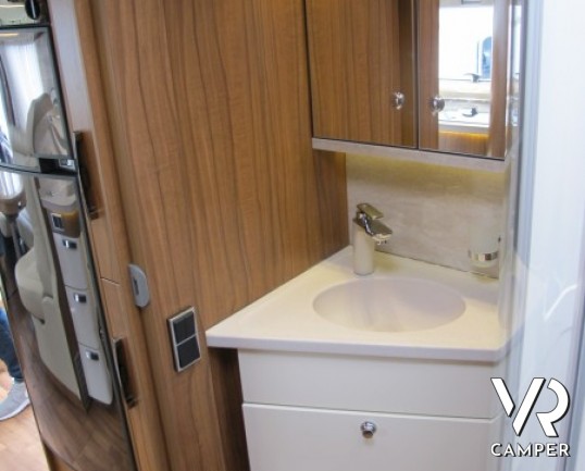 Hymer B 778 Premium Line: maxi camper nuovo motorhome doppio asse con trazione anteriore, bagno e doccia separata per il massimo confort e letti gemel