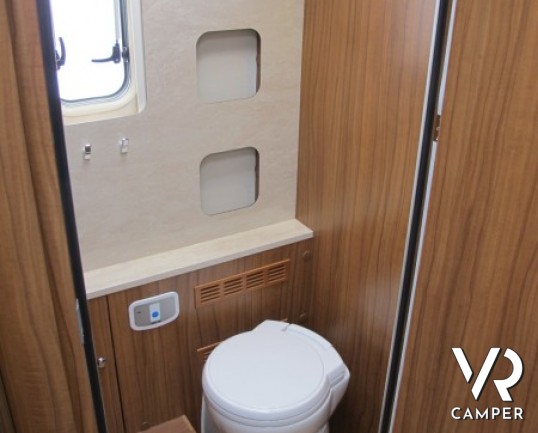 Hymer B 778 Premium Line: maxi camper nuovo motorhome doppio asse con trazione anteriore, bagno e doccia separata per il massimo confort e letti gemel