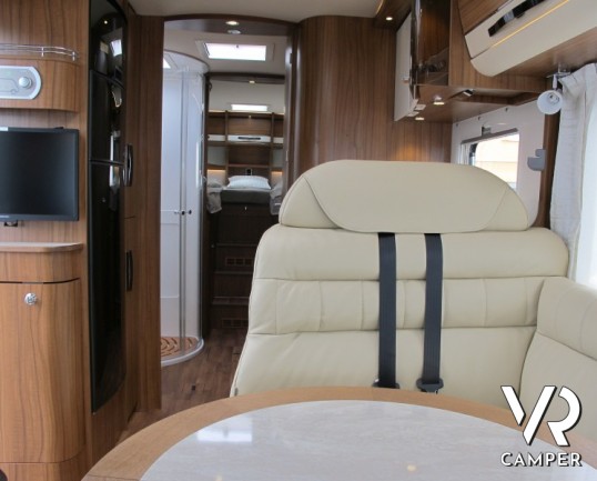 Hymer B 778 Premium Line: maxi camper nuovo motorhome doppio asse con trazione anteriore, bagno e doccia separata per il massimo confort e letti gemel