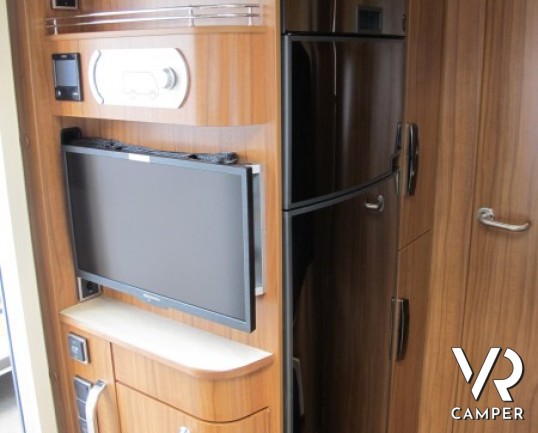 Hymer B 778 Premium Line: maxi camper nuovo motorhome doppio asse con trazione anteriore, bagno e doccia separata per il massimo confort e letti gemel