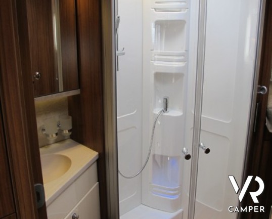 Hymer B 778 Premium Line: maxi camper nuovo motorhome doppio asse con trazione anteriore, bagno e doccia separata per il massimo confort e letti gemel