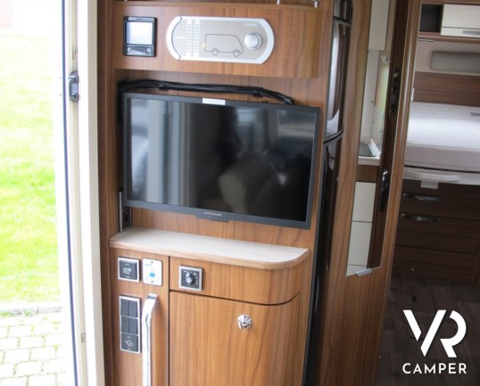 Hymer B 690 Star Line: maxi motorhome con letto nautico posteriore e ampio garage. Su meccanica mercedes gemellata trazione posteriore, patente C