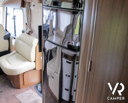 Hymer B 690 Star Line: maxi motorhome con letto nautico posteriore e ampio garage. Su meccanica mercedes gemellata trazione posteriore, patente C