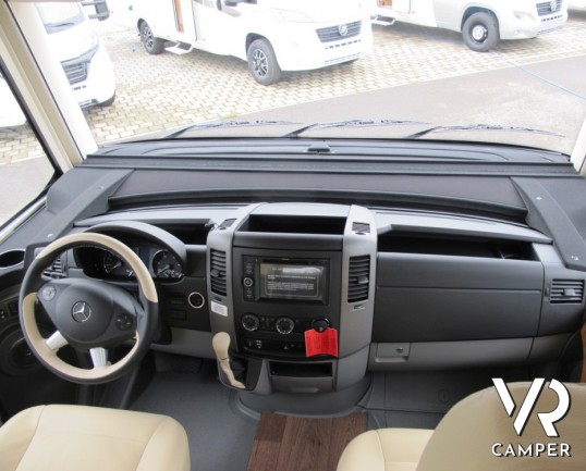 Hymer B 690 Star Line: maxi motorhome con letto nautico posteriore e ampio garage. Su meccanica mercedes gemellata trazione posteriore, patente C