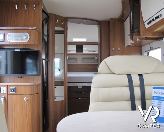 Hymer B 690 Star Line: maxi motorhome con letto nautico posteriore e ampio garage. Su meccanica mercedes gemellata trazione posteriore, patente C