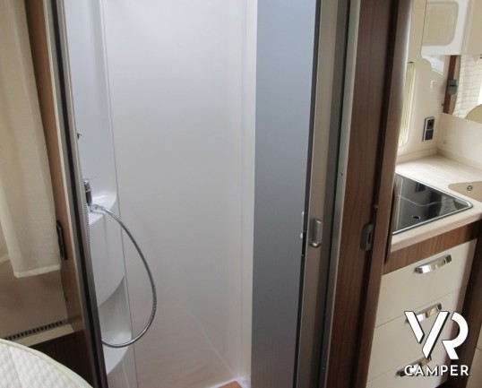 Hymer B 690 Star Line: maxi motorhome con letto nautico posteriore e ampio garage. Su meccanica mercedes gemellata trazione posteriore, patente C