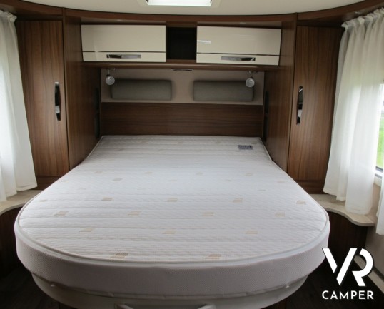 Hymer B 690 Star Line: maxi motorhome con letto nautico posteriore e ampio garage. Su meccanica mercedes gemellata trazione posteriore, patente C