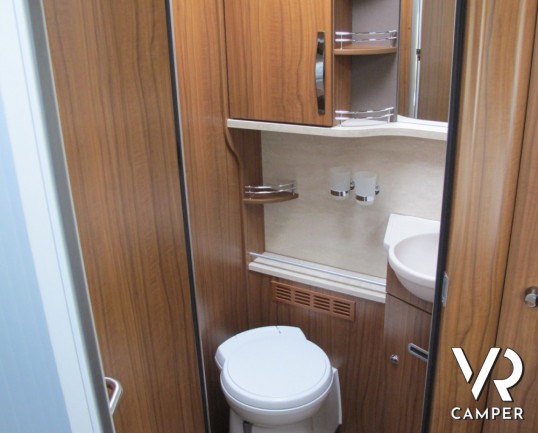 Hymer B 690 Star Line: maxi motorhome con letto nautico posteriore e ampio garage. Su meccanica mercedes gemellata trazione posteriore, patente C