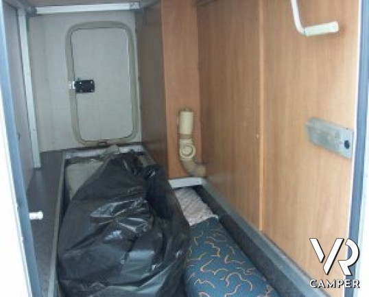 Hymer Camp 524:camper usato mansardato a Torino con garage, letto singolo fisso in coda.
