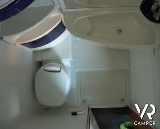 Hymer Camp 524:camper usato mansardato a Torino con garage, letto singolo fisso in coda.