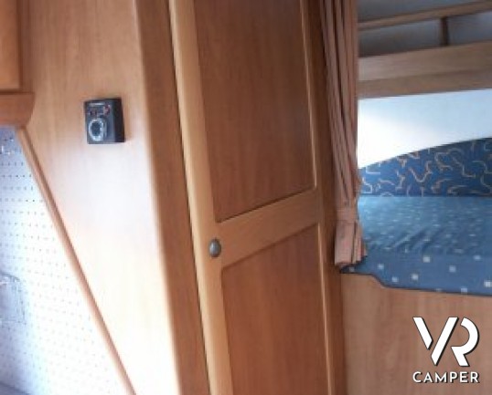 Hymer Camp 524:camper usato mansardato a Torino con garage, letto singolo fisso in coda.
