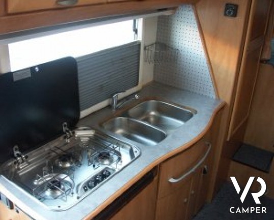 Hymer Camp 524:camper usato mansardato a Torino con garage, letto singolo fisso in coda.