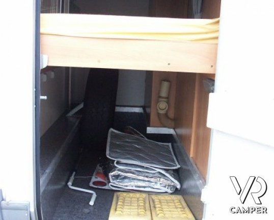 Hymer Camp 524: camper usato mansardato di piccole dimensioni con letto a castello in coda e ampia mansarda