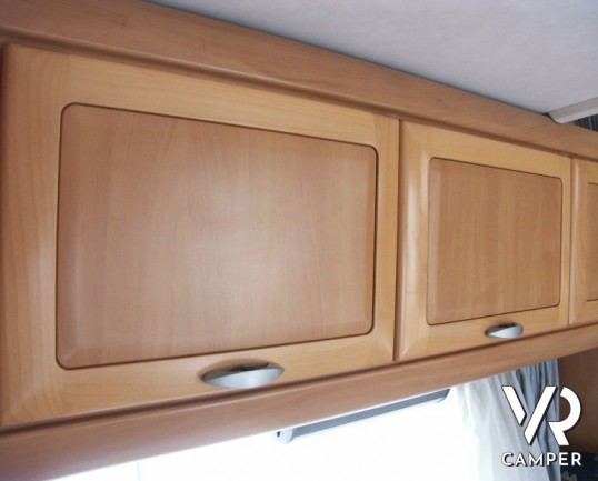 Hymer Camp 524: camper usato mansardato di piccole dimensioni con letto a castello in coda e ampia mansarda