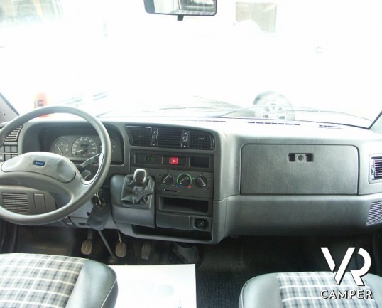 Hymer Camp 524: camper usato mansardato di piccole dimensioni con letto a castello in coda e ampia mansarda