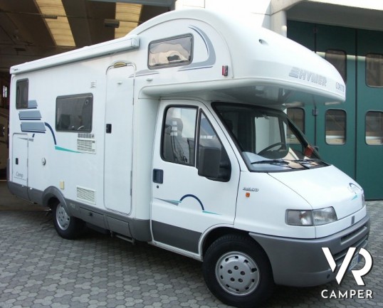 Hymer Camp 524: camper usato mansardato di piccole dimensioni con letto a castello in coda e ampia mansarda