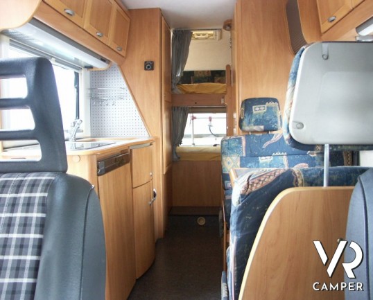Hymer Camp 524: camper usato mansardato di piccole dimensioni con letto a castello in coda e ampia mansarda