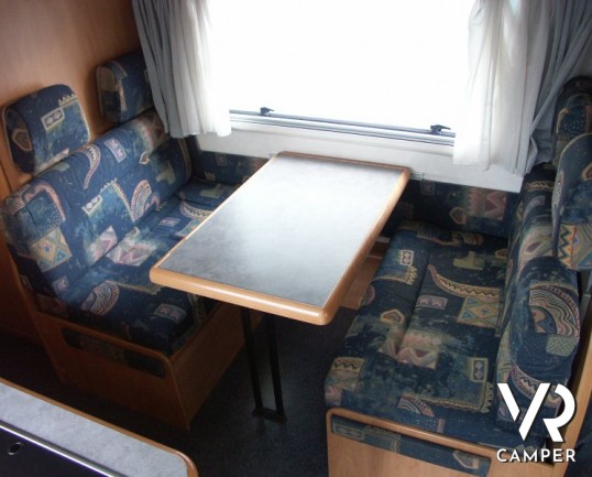 Hymer Camp 524: camper usato mansardato di piccole dimensioni con letto a castello in coda e ampia mansarda