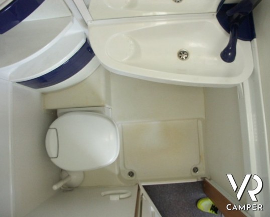 Hymer Camp 524: camper usato mansardato di piccole dimensioni con letto a castello in coda e ampia mansarda