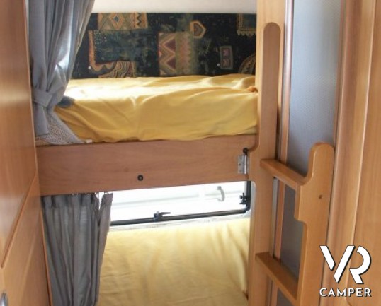 Hymer Camp 524: camper usato mansardato di piccole dimensioni con letto a castello in coda e ampia mansarda