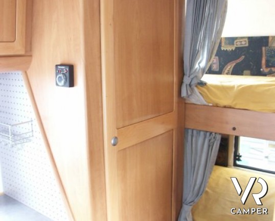 Hymer Camp 524: camper usato mansardato di piccole dimensioni con letto a castello in coda e ampia mansarda