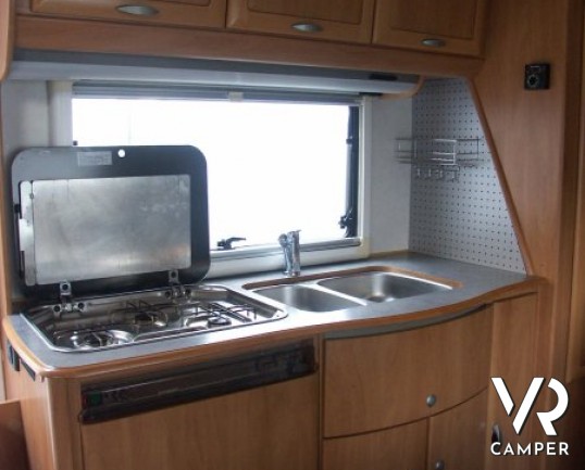 Hymer Camp 524: camper usato mansardato di piccole dimensioni con letto a castello in coda e ampia mansarda