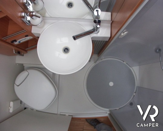 HYMER CAMP 614 SL: camper usato mansardato Hymer con garage e sospensioni ad aria AL-KO.