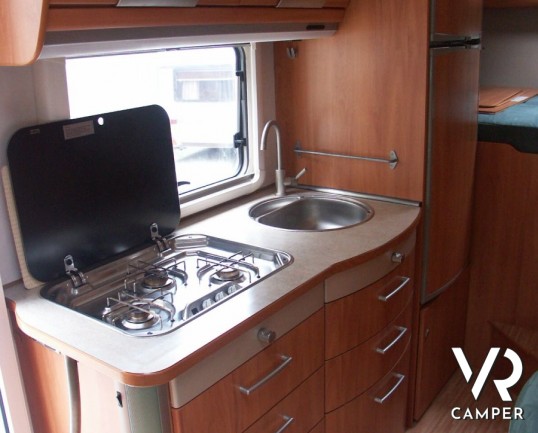 HYMER CAMP 614 SL: camper usato mansardato Hymer con garage e sospensioni ad aria AL-KO.
