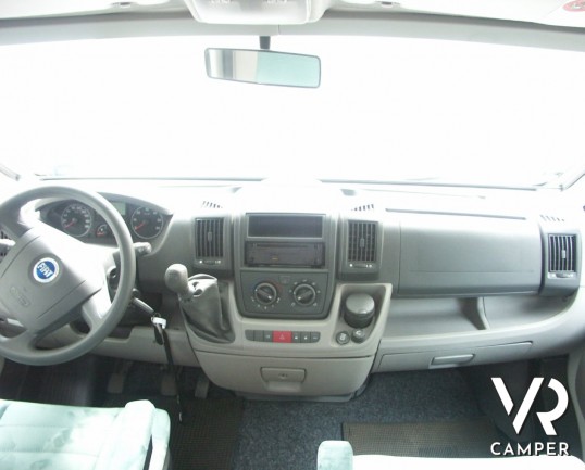 HYMER CAMP 614 SL: camper usato mansardato Hymer con garage e sospensioni ad aria AL-KO.