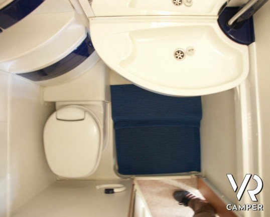 HYMER CAMP SWING 644 GARAGE: mansardato usato in piemonte, hymer con garage e letto matrimoniale in coda.